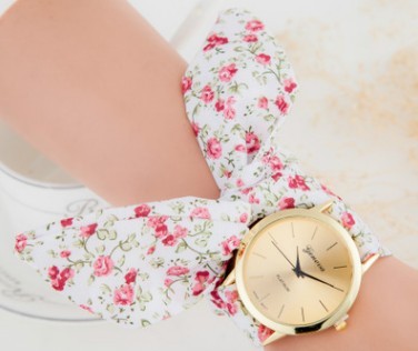 Striped printed gold shell watch